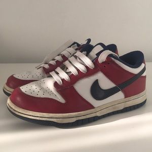 NIKE WOMENS DUNK LOW WHT/MID NAVY-DP RED SZ 6